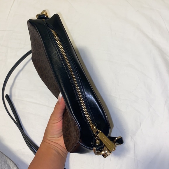 MICHAEL MICHAEL KORS
Ginny Medium Logo Crossbody Bag - Picture 2 of 6